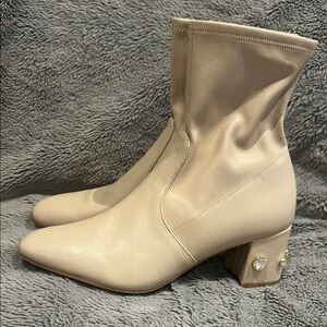 Stuart Weitzman AllShine 60 Cream Leather Bejeweled Block Heel Booties. Size 9